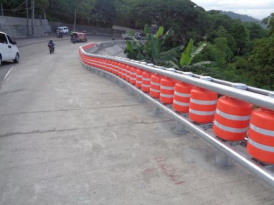 kaufen Hot Dipped Galvanized Guardrail Rolling Barrier International Level 4 Certified for Road Protection and Traffic Control online manufacture