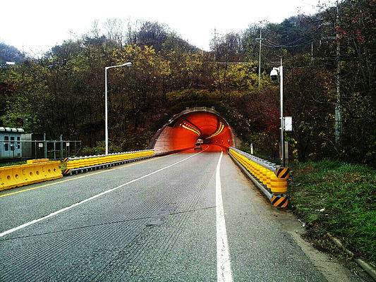 kaufen Hot Dipped Galvanized Rolling Guardrail Barrier Featuring Grade International Level 4 and PU Roller Material Ensuring Roadside Safety online manufacture