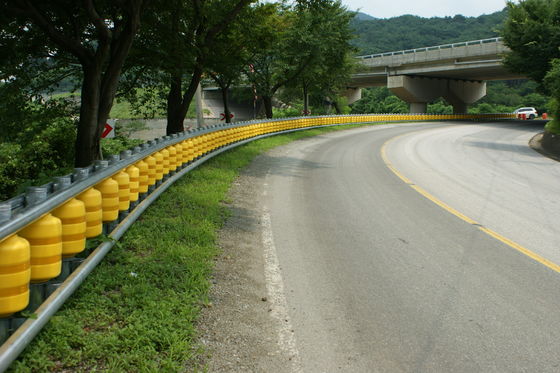 kaufen PU Roller Material Rolling Guardrail Barrier Zinc Coating 85um 600g per Square Meter Grade International Level 4 Road Safety Solution online manufacture