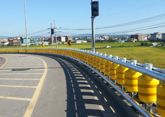 Guter Preis strength Steel One pillar and four rails protection method Roller Crash Barrier constructed with materials to ensure long term operational safety Online